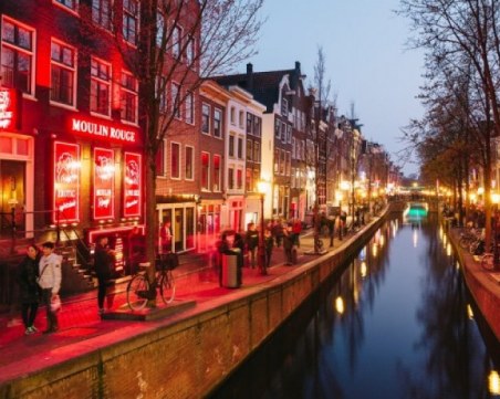 Кметицата на Амстердам поде битка срещу червените фенери