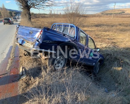 Кола се озова в канавка, след като ТИР я “изхвърли“ от пътя, има пострадал