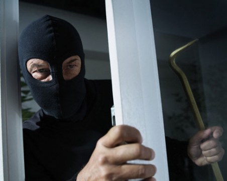 Крадец разби врата на тераса в Пловдив и нахлу в жилището на възрастна жена