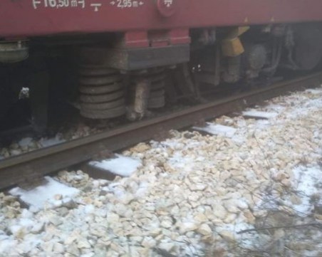 Локомотивът на влака София – Варна е излязъл от релсите