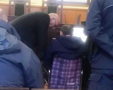 Миню Стайков влезе с инвалидна количка в съда, отслабнал с 10 кг в ареста