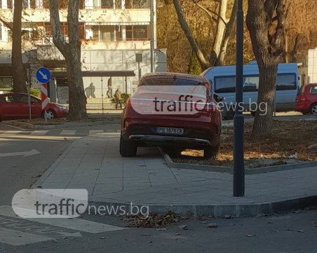 Наглост, умножена по 2! Шофьор “разкрачи“ мерцедеса си на тротоар и зелена площ СНИМКA