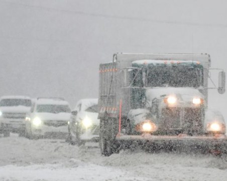 Най-малко трима души са загинали, заради снежния ад в САЩ