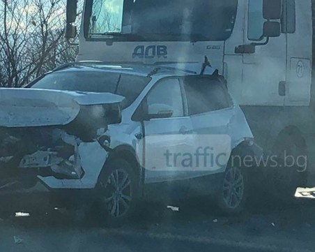 Пострадал шофьор е откаран в болница след удара между камион и джип на Околовръстното