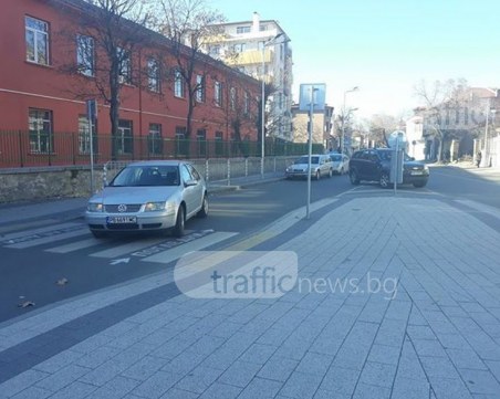 Шофьорка спря в средата на улица в Пловдив! Пусна аварийни и изчезна СНИМКИ