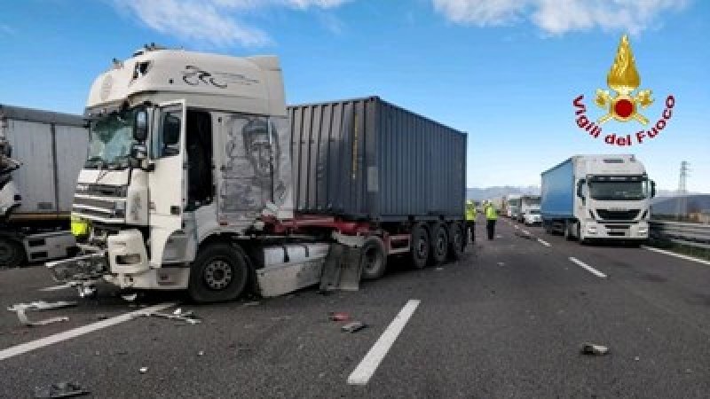 Български шофьор загина при катастрофа между три тира в Италия ВИДЕО и СНИМКА