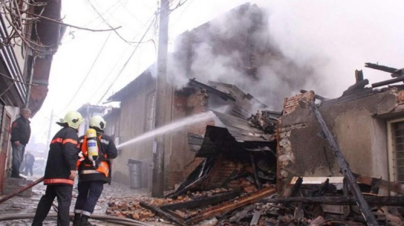 Голям пожар изпепели няколко къщи във Велико Търново