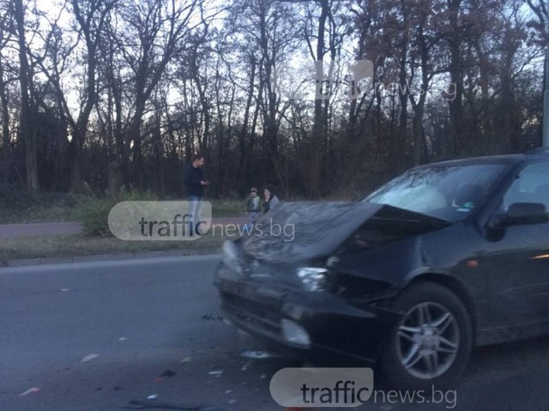 Инцидент пред Метро в Пловдив! Кола е със смачкана предница СНИМКИ
