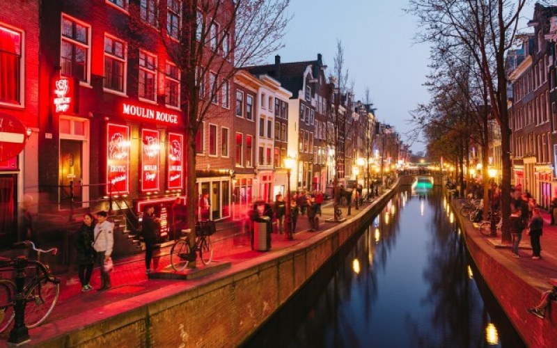 Кметицата на Амстердам поде битка срещу червените фенери