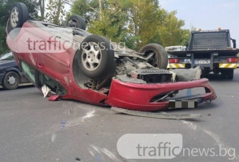 Кола се обърна по таван на пътя Пловдив-Асеновград, млада шофьорка пострада