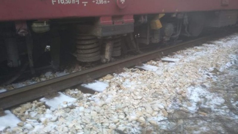 Локомотивът на влака София – Варна е излязъл от релсите