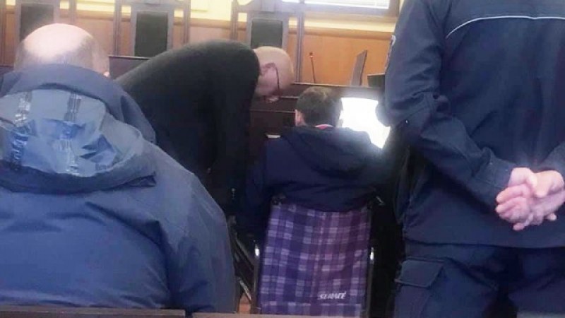 Миню Стайков влезе с инвалидна количка в съда, отслабнал с 10 кг в ареста