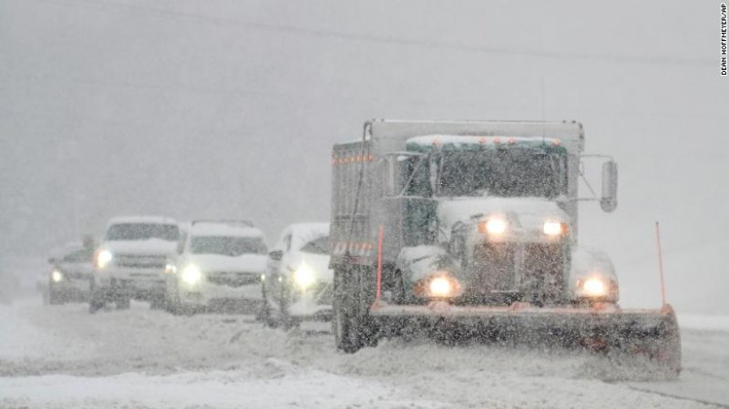 Най-малко трима души са загинали, заради снежния ад в САЩ