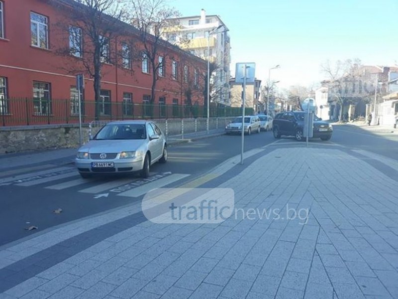 Шофьорка спря в средата на улица в Пловдив! Пусна аварийни и изчезна СНИМКИ