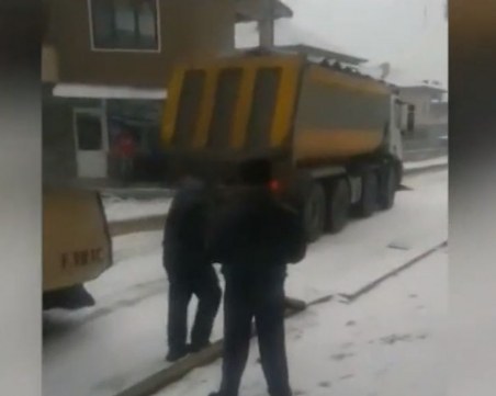 Асфалт върху снега – как се ремонтират улици във Велинград с пари от Европа?