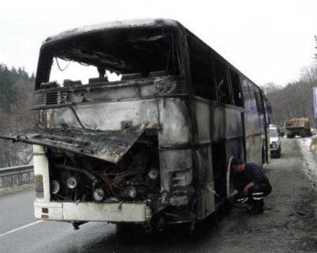 Автобус пламна във Велинград, изгоря напълно