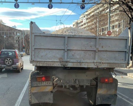 Екобомба в сърцето на Пловдив! Стар камион обгазява с изгорели газове водачите СНИМКИ+ВИДЕО