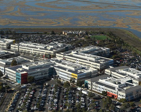 Фейсбук остана без надзор, евакуираха служителите заради сигнал за бомба