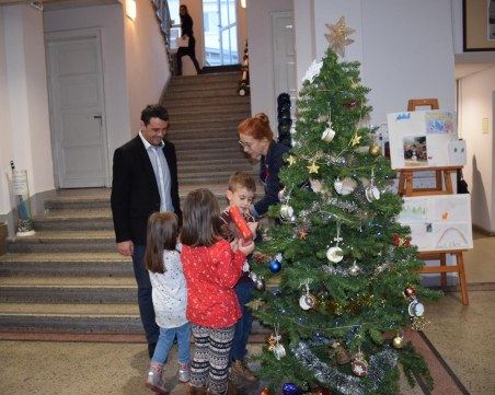 Играчки от рециклирани материали грейнаха на елха в Пловдив СНИМКИ