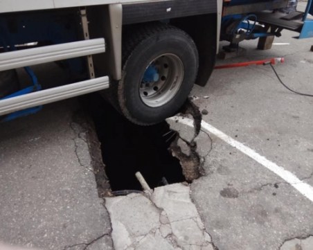 Камион пропадна в необезопасена дупка от липсваща шахта СНИМКИ