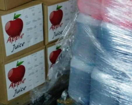 Митничари удариха 430 литра ракия, маскирана като ябълков сок