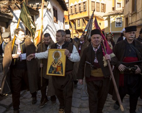 Пъстрото шествие с народни носии, знамена и пушкала в центъра на Пловдив СНИМКИ