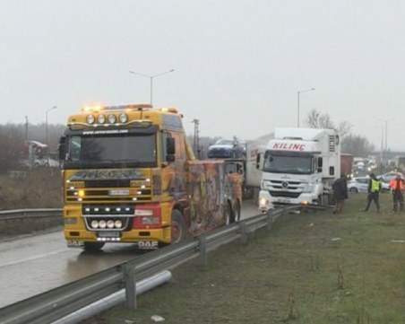 Петчасов екшън на Дунав мост, камион блокира движението СНИМКА