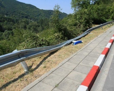 Шефът на АПИ:Мантинелите издържат на скорост от 140 км/ч, такава бе сложена и на Своге