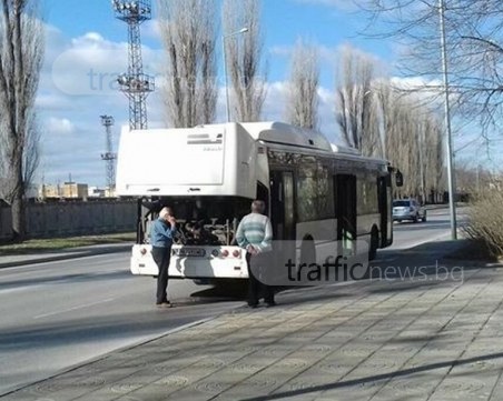 Закъса автобус на Градския транспорт, десетки пловдивчани мръзнат на студа и ледения вятър СНИМКИ