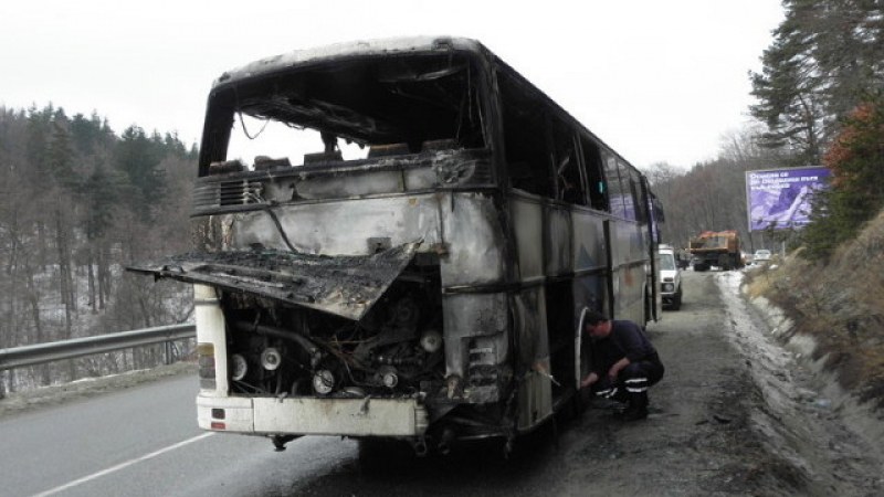 Автобус пламна във Велинград, изгоря напълно