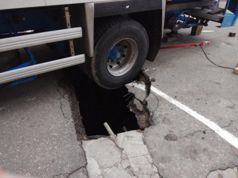 Камион пропадна в необезопасена дупка от липсваща шахта СНИМКИ