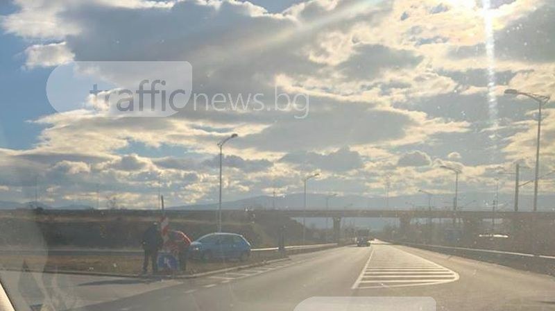Кола отнесе знак край Пловдив, водачът впечатли с гражданско самосъзнание СНИМКИ