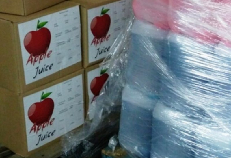 Митничари удариха 430 литра ракия, маскирана като ябълков сок