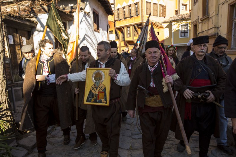 Пъстрото шествие с народни носии, знамена и пушкала в центъра на Пловдив СНИМКИ