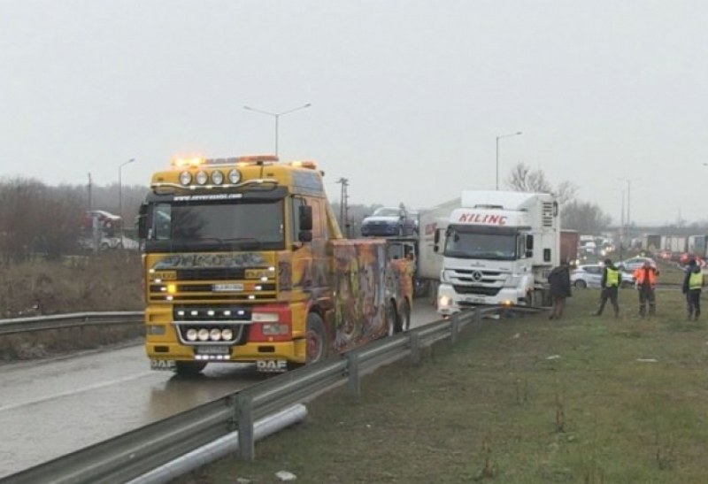 Петчасов екшън на Дунав мост, камион блокира движението СНИМКА