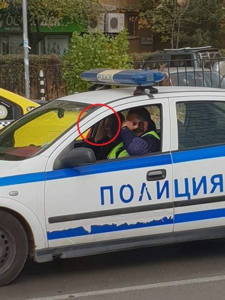 Полицай показва среден пръст през патрулка СНИМКА
