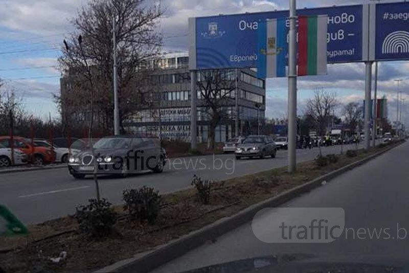 Полиция отцепи входа на Пловдив, проверяват коли наред СНИМКИ