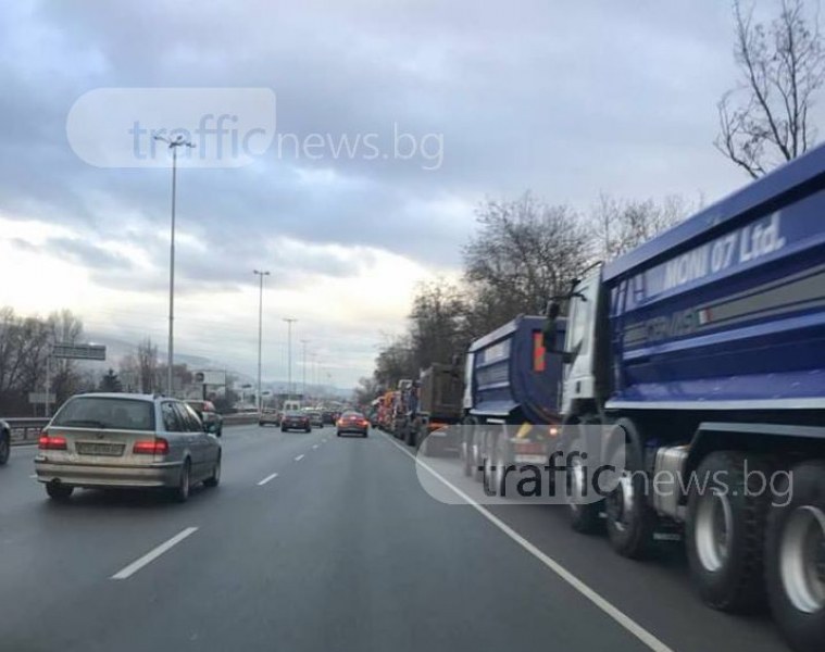 Строители изкараха 1000 машини и камиони по улиците в София в знак на протест СНИМКИ