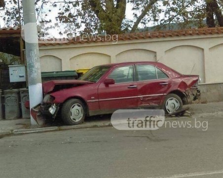 18-годишен шофьор пострада, след като се блъсна в стълб край Асеновград