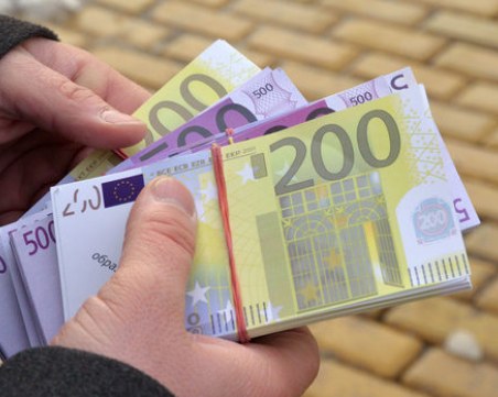 Еврото поевтиня след забавянето на икономическия растеж