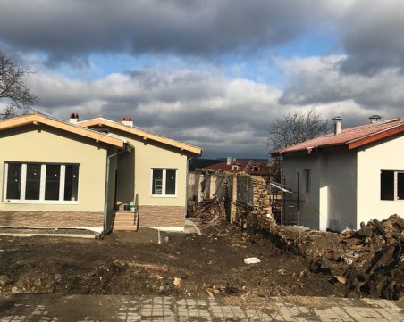 Искат от хората в Хитрино да връщат пари за дограма, сложена им от държавата