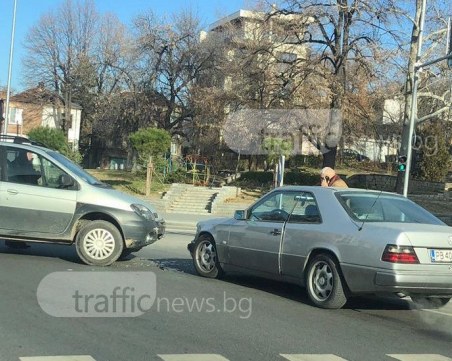 Катастрофа блокира кръстовище в Пловдив СНИМКИ