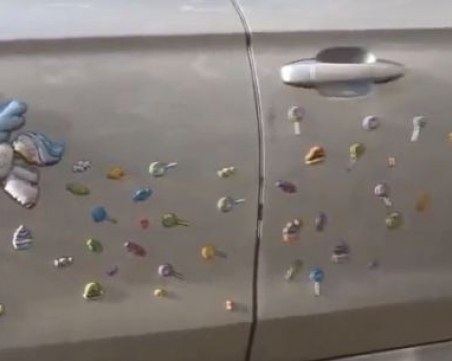 Кола, извадена като от сладкарски цех, обира погледите в столицата ВИДЕО