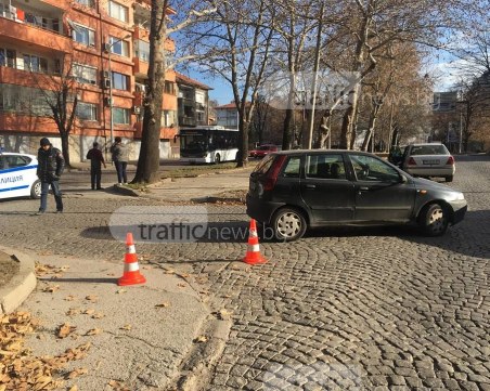 Мерцедес даде път на пешеходка в Смирненски, фиат я потроши СНИМКИ+ВИДЕО