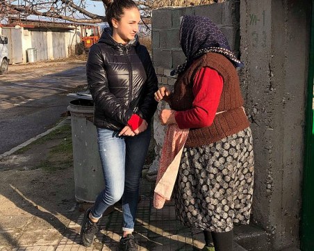Младежи събраха 2 тона хранителни продукти на възрастни хора в пловдивски села СНИМКИ