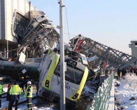 Най-малко 9 са жертвите на зверската катастрофа с влак в Анкара СНИМКИ