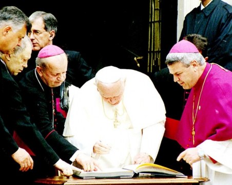 Папската визита преди 17 години: Снайперсти по покривите и сух режим в Пловдив