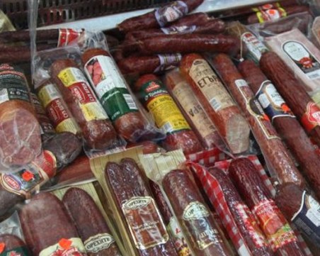 Пловдивчанин се готви за празниците! Сви 17 луканки от хранителен магазин