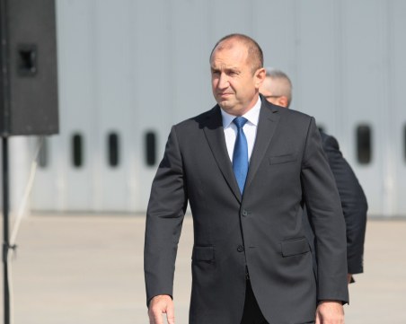 Подкрепата за президента намаля с 4%