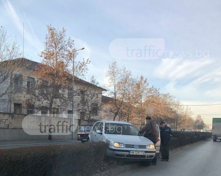 Шофьорка се приземи в храстите до кръстовището на ВСИ СНИМКИ